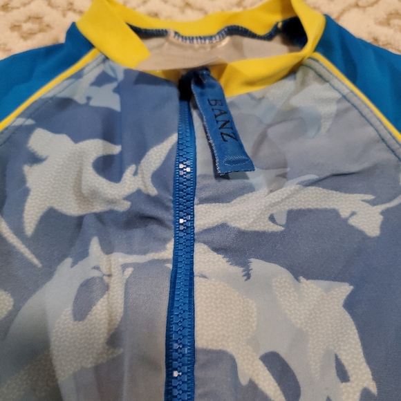 ⬇️ Banz 50+ SPF Sun protection suit with sharks - Picture 3 of 7